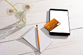 kreditkarte-tablette-notebook-mit-bleistift-auf-dem-tisch.jpg?b=1&s=170x170&k=20&c=f8gTQc-t9_Ab3dDcFFs0O_vQIVmtKKDf7_opcIqBcZ8=