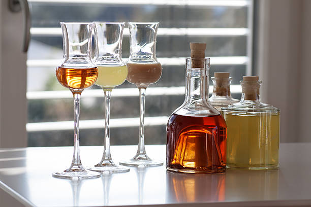 várias bebidas alcoólicas - whisky liqueur glass alcohol bottle imagens e fotografias de stock