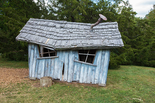 cabana arruinada shed - abrigo de jardim - fotografias e filmes do acervo