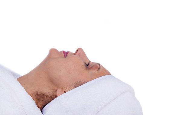 노인 가용부품 루킹 여자 스파 - clear sky human skin towel spa treatment 뉴스 사진 이미지