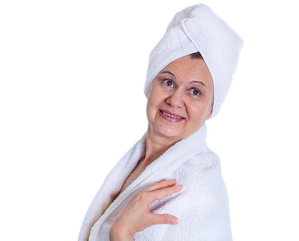노인 가용부품 루킹 여자 스파 - clear sky human skin towel spa treatment 뉴스 사진 이미지
