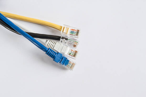 vista de cerca de cables lan - cat5 rj45 cable network connection plug fotografías e imágenes de stock