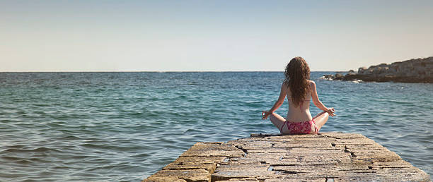 wyczyść umysłu i ducha - zen like nature breathing exercise sitting zdjęcia i obrazy z banku zdjęć