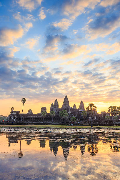 hermoso amanecer en ankor wat, siem reap - cambodia khmer architecture outdoors fotografías e imágenes de stock