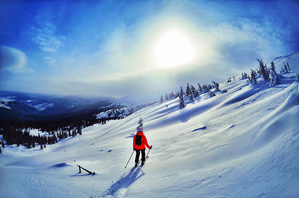 ski alpin skifahren in den bergen gegen sonnenuntergang - european alps mountain mountain peak rock stock-fotos und bilder