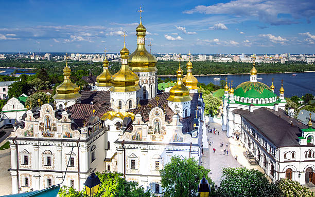 vista di kiev pechersk lavra vista diurna - kyiv orthodox church dome monastery foto e immagini stock