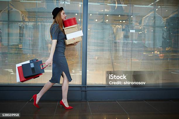 Die Elegante Tragetasche Stockfoto und mehr Bilder von Schaufenster - Schaufenster, Handtasche, Ausverkauf