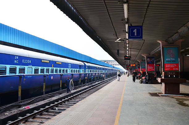 en las plataformas de pasajeros en la estación de tren de jaipur - estación de tren fotografías e imágenes de stock