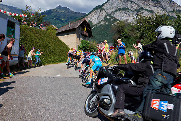 モーターサイクルのカメラでツール・ド・フランス - motor vehicle outdoors crowd landscape ストックフォトと画像