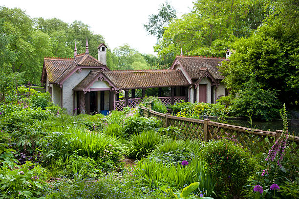 garden hous'im st james park, london - pound symbol environment grass currency stock-fotos und bilder