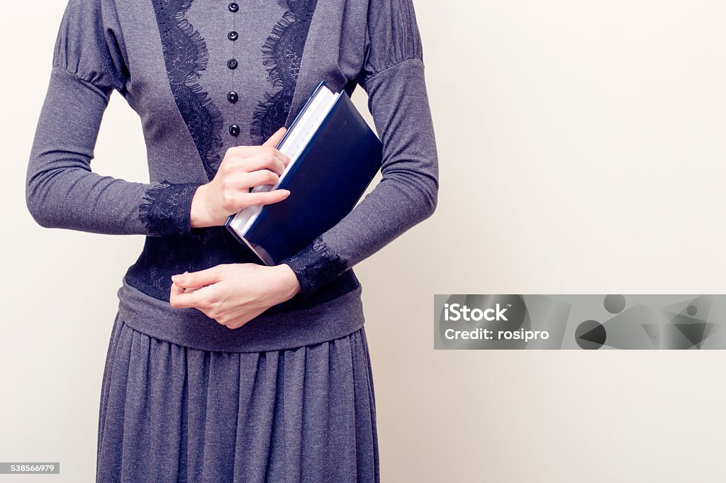 Joven Hermosa Mujer En Vestido Vintage Retención Biblia Gris Foto de stock y más banco de imágenes de Mujeres - iStock Joven Hermosa Mujer En Vestido Vintage Retención Biblia Gris Foto de stock y más banco de imágenes de Mujeres - iStock