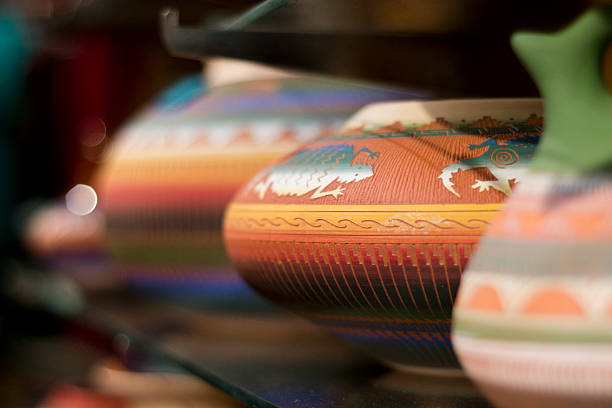poterie de style sud-ouest sur une étagère - santa fe new mexico photos et images de collection