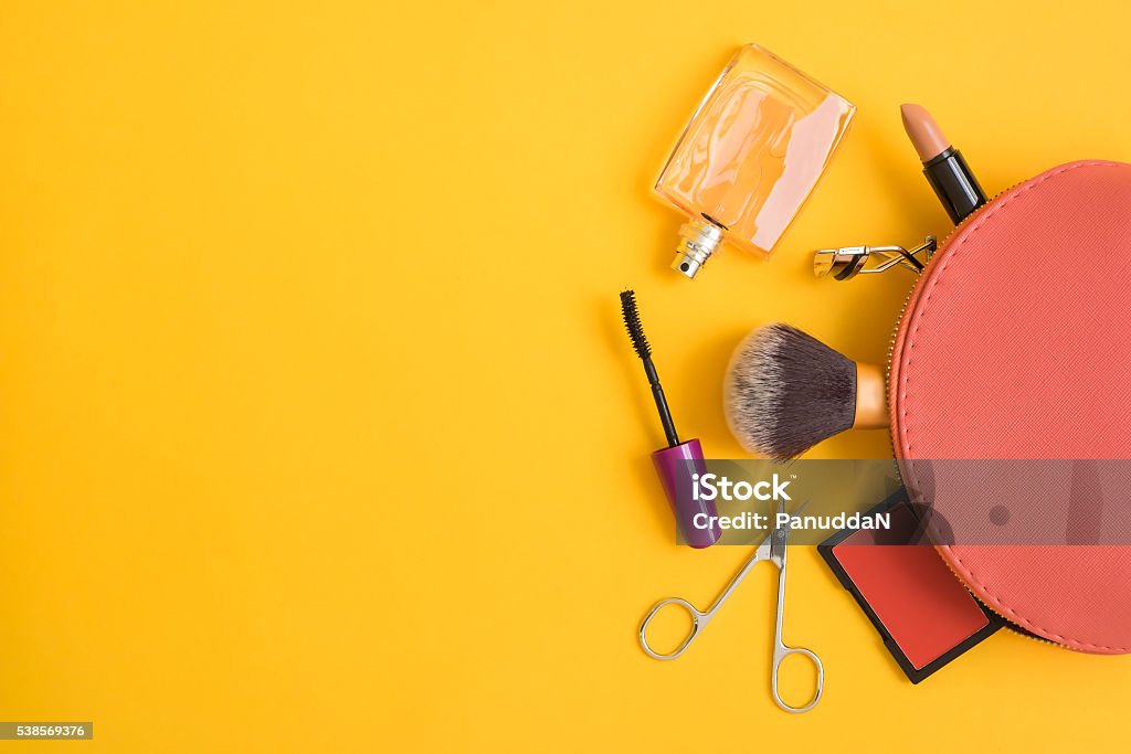 Aufsicht auf Kosmetiktasche mit Make-up-Produkte - Lizenzfrei Gelb Stock-Foto