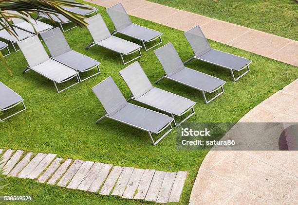 Sillas De Playa Cerca De La Piscina Foto de stock y más banco de imágenes de Aire libre - Aire libre, Calor, Cama