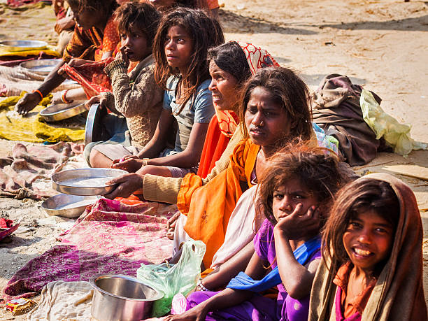 mulher indiana e rua implorando por comida, allahabad, índia - india slum poverty family - fotografias e filmes do acervo