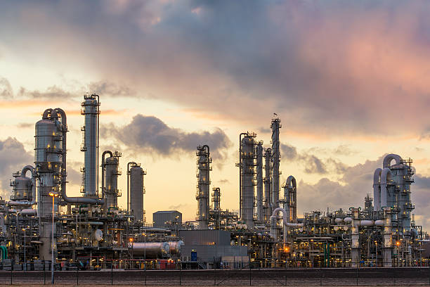 refinería de petróleo en el puerto en róterdam, países bajos - distillation tower fotografías e imágenes de stock