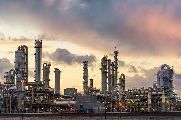 refinaria de petróleo no porto de roterdã, países baixos - industry pipe chimney equipment - fotografias e filmes do acervo