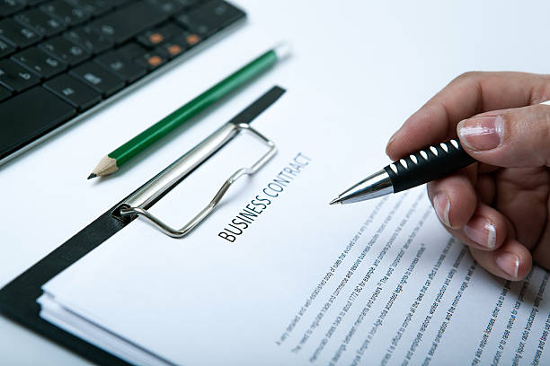 istock signing of a contract 538578584