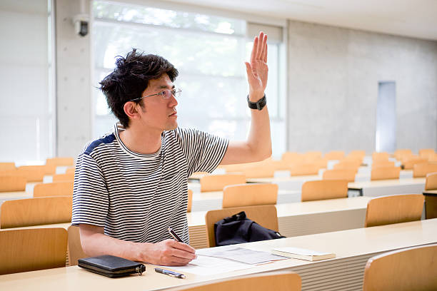 studente alzando la mano che tiene una lezione - top of the class foto e immagini stock