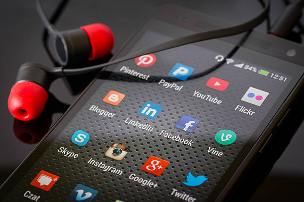 ソーシャルメディアのアイコンのスマートフォンの画面 - social media flickr facebook application software ストックフォトと画像