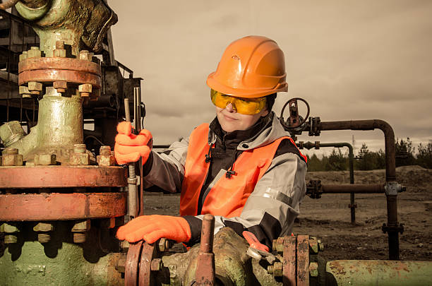 femme au gisement de pétrole - engineer oil rig oil field manual worker photos et images de collection