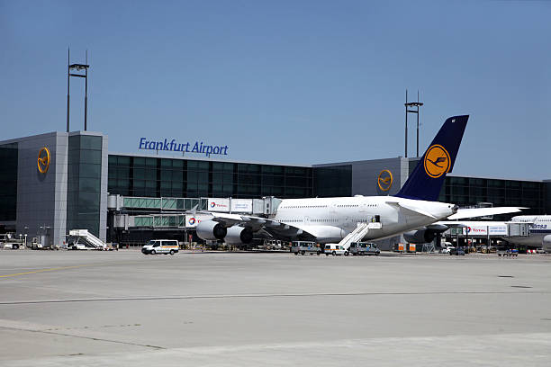 航空のエアバス a 380 、駐車場、空港ゲート - frankfurt international airport ストックフォトと画像