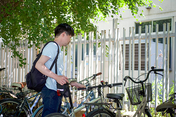 bicicleta y el hombre que evitarlo - cobertizo para bicicletas fotografías e imágenes de stock