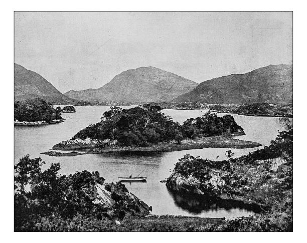 stare zdjęcie z jeziora killarney (hrabstwo kerry irlandia) -19th wieku - lakes of killarney stock illustrations