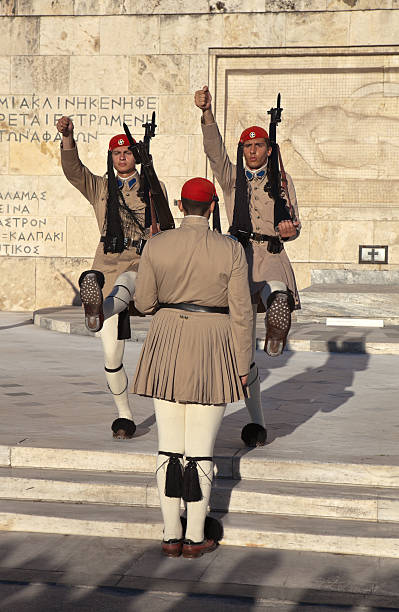 guardia d'onore al parlamento. atene. la grecia. - honor guard protection security guard tourist foto e immagini stock