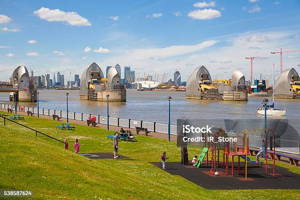 Barrera De Londres Sobre El Río Támesis Y Patio De Juegos Foto de stock y más banco de imágenes de Barrera del Támesis