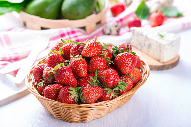 frische Erdbeere im Korb auf weißem Tisch – Foto