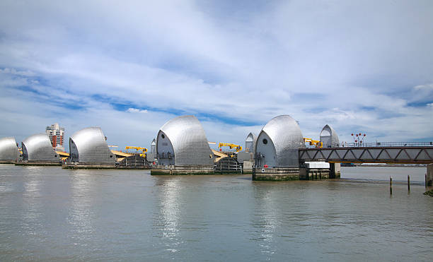 ロンドン、テムズ川での障壁 - thames river thames barrier london england boundary ストックフォトと画像