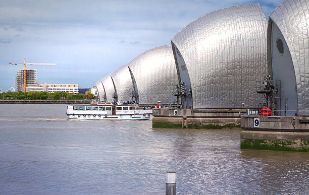 ロンドン、テムズ川での障壁 - thames river thames barrier london england boundary ストックフォトと画像