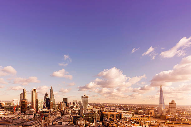 avec les sites touristiques de la ville de londres au coucher de soleil - london england aerial view skyscraper mid air photos et images de collection