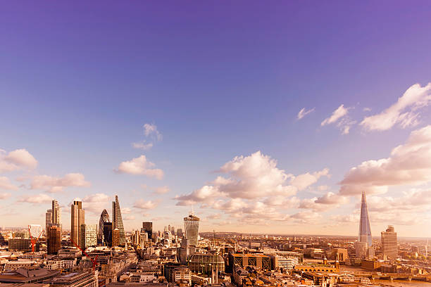 пейзаж с достопримечательности лондона на закате - london england aerial view skyscraper mid air стоковые фото и изображения