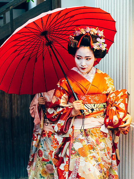 maiko mädchen portrait - parasol umbrella asian ethnicity asian culture stock-fotos und bilder
