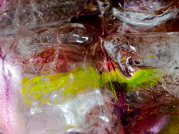gros plan du verre contenant du liquide clair bouillonnant et du citron - cucumber vegetable close up fruit photos et images de collection