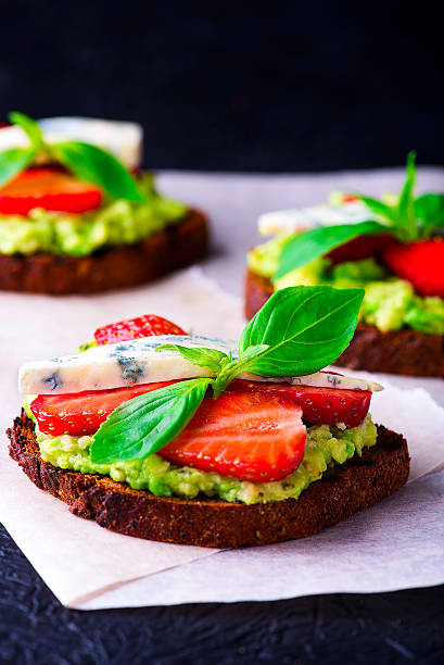 Sandwich mit Erdbeere auf weißem Papier – Foto