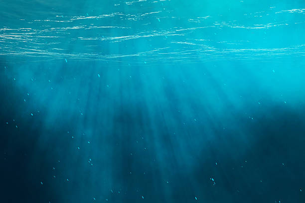 unterwasserwelt-meer, ozean mit hellen strahlen. 3d-illustration - tiefenmessgerät stock-fotos und bilder