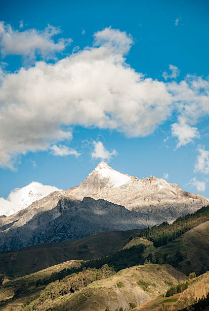 the kordyliera biała pasmo górskie w andach, peru - mountain peru cordillera blanca mountain range zdjęcia i obrazy z banku zdjęć