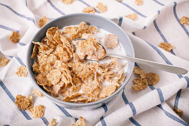 gesundes frühstück mit cornflakes - cornflakes stock-fotos und bilder