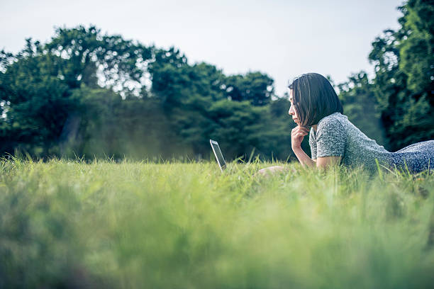 즐기는 파크 - laptop computer grass nature 뉴스 사진 이미지