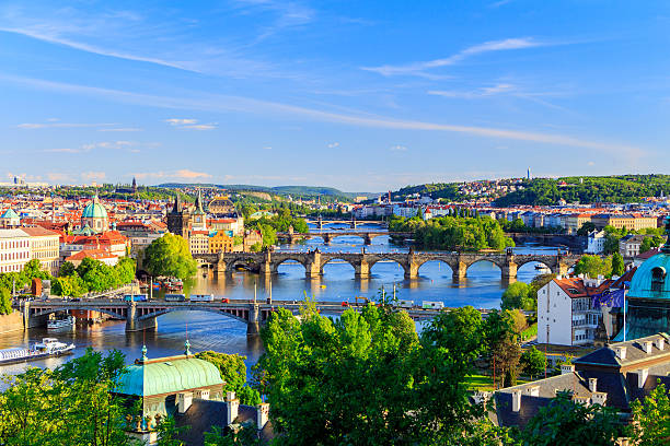 orizzonte con ponte carlo e fiume moldava in giornata di sole. - architecture blue bohemia built structure foto e immagini stock