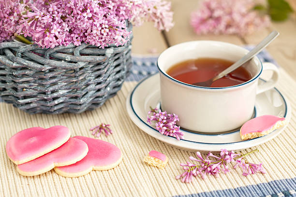 Beber té con rosa de las galletas - foto de stock