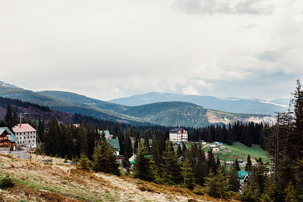 carpathian montanhas. a aldeia nas montanhas. - dragobrat imagens e fotografias de stock