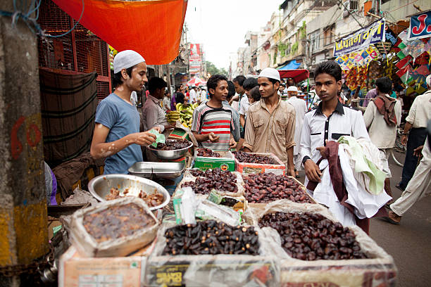 mercado de rua, nova deli, índia - consumerism indian ethnicity india delhi imagens e fotografias de stock