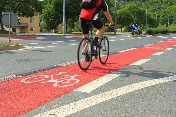 cycleway に brno ,チェコ共和国 - bicycle sign symbol bicycle lane ストックフォトと画像