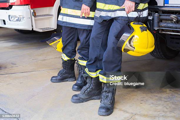 Photo libre de droit de Pompier Sur Service banque d'images et plus d'images libres de droit de Accident et désastre - Accident et désastre, Adulte, Art du portrait