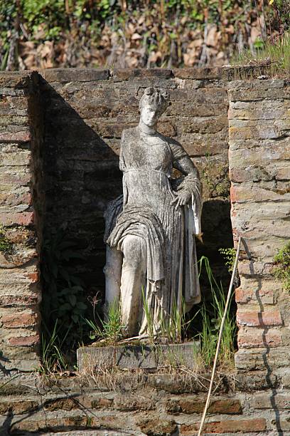 статуя из aphrodite» - tyche стоковые фото и изображения