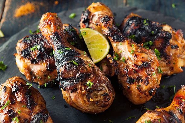 spicy grilled jerk chicken - jamaican culture imagens e fotografias de stock